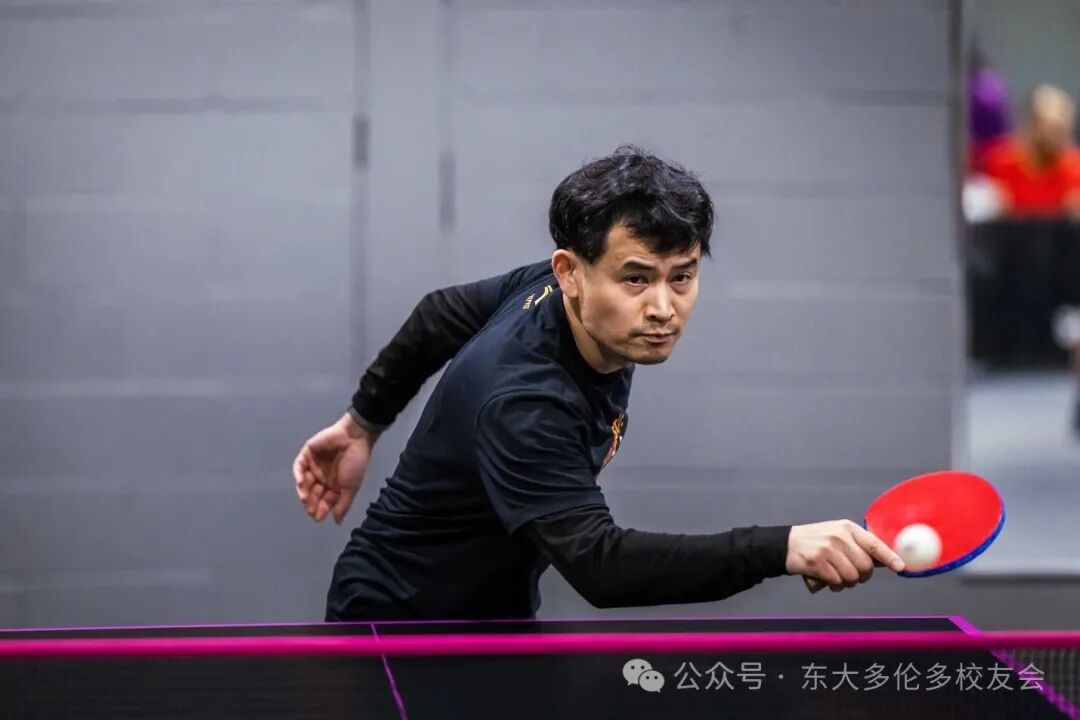 A person holding a racket

AI-generated content may be incorrect.